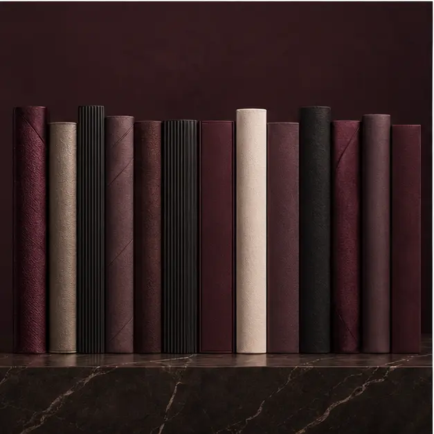 Collection éditoriale de volumes prune, noir et ivoire